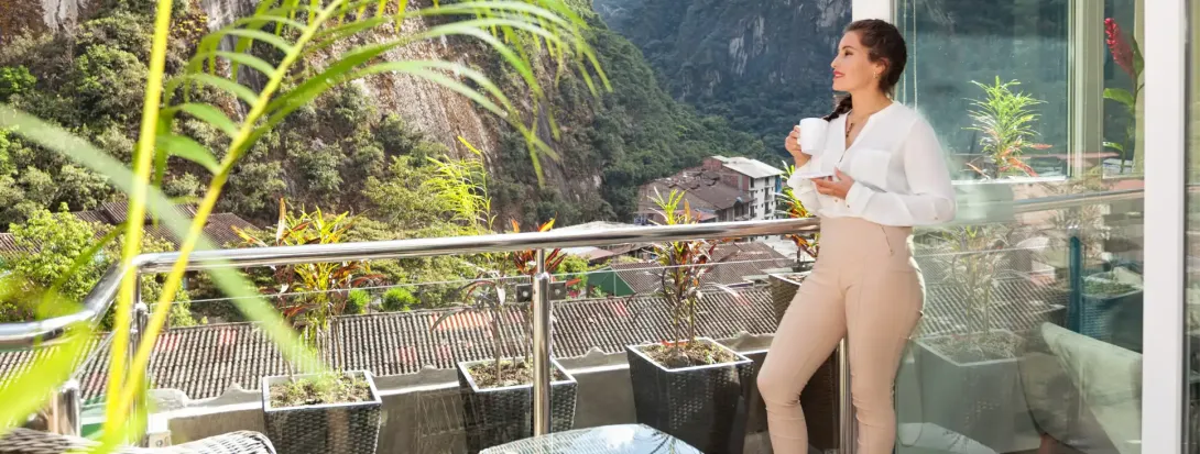 turista mirando Machu Picchu | Inti Punku Hoteles